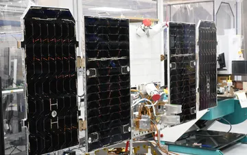 Спутник Google Project Suncatcher с развёрнутыми солнечными панелями в чистовой камере перед запуском 1 октября