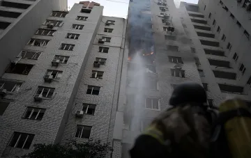 Folgen des Raketenangriffs auf Kiew, bei dem ein israelischer Bürger getötet wurde