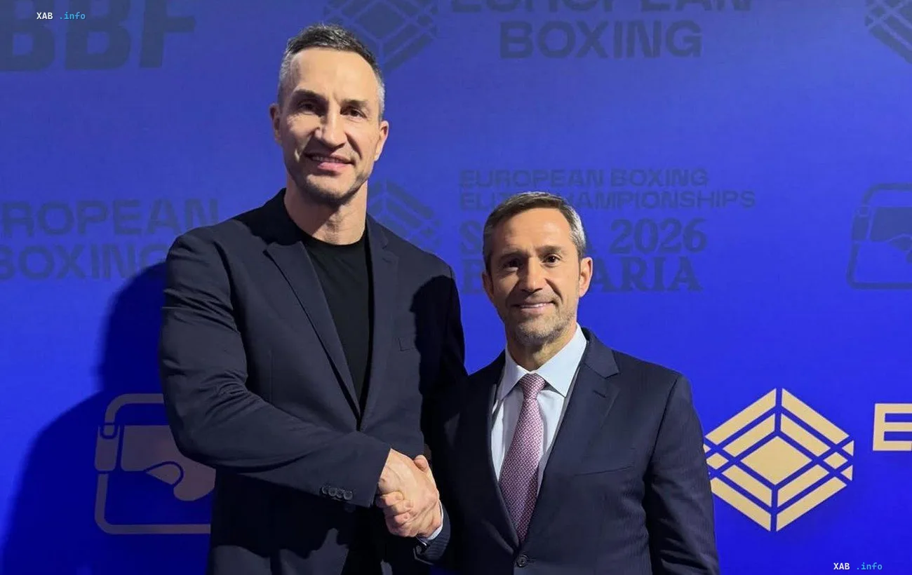 Wladimir Klitschko schüttelt einem EBF-Vertreter die Hand vor dem Banner der European Boxing Elite Championships Sofia 2026