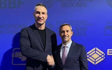 Wladimir Klitschko schüttelt einem EBF-Vertreter die Hand vor dem Banner der European Boxing Elite Championships Sofia 2026