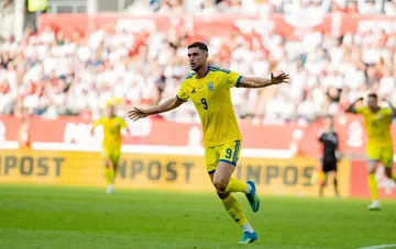 Игрок сборной Украины в жёлтой форме с номером 9 празднует гол на матче против Венгрии в заявке Мальдеры