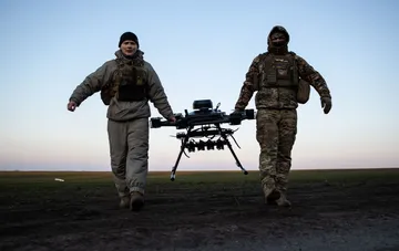 Военнослужащие Вооруженных Сил Украины несут разведывательный беспилотник, данные которого обрабатывает ИИ-платформа SPECTR для прогнозирования действий противника