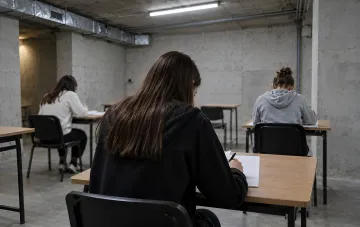 Абитуриенты сдают НМТ в аудитории под звуки сирен