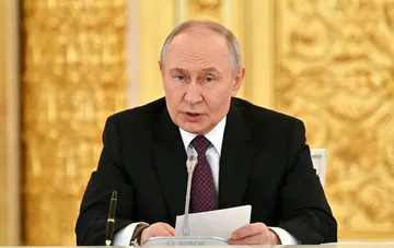 Владимир Путин на фоне роскошного интерьера, который может быть частью нового комплекса резиденции в Сочи