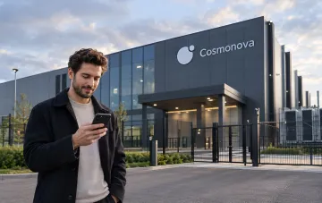 Поврежденное здание дата-центра Cosmonova после вражеской атаки