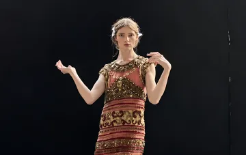 Украинский манекенщик Юра Романюк на подготовке к шоу Vogue World: Milano
