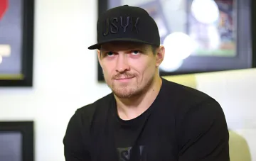 Александр Усик с новым цветом волос в блонд