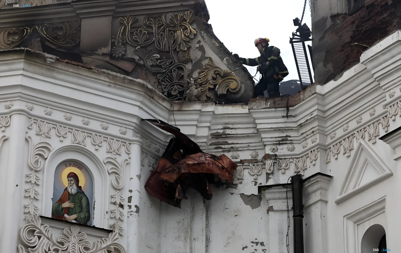 Успенский собор Киево-Печерской лавры после российского обстрела