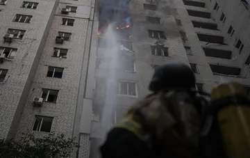Последствия ракетного удара по жилому дому в Киеве