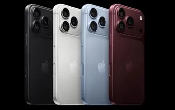 Новый смартфон iPhone 18 Pro в руках покупателя в магазине Украины