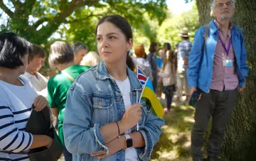 Британский флаг и жилой дом на фоне сокращения программы поддержки беженцев