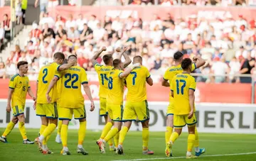 Игроки сборной Украины в жёлтой форме празднуют на стадионе перед матчем Лиги наций против Венгрии в Будапеште