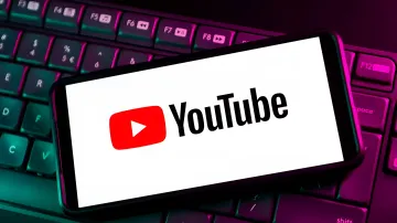 Benutzeroberfläche der Custom Feeds auf Monitor- und Smartphone-Bildschirmen