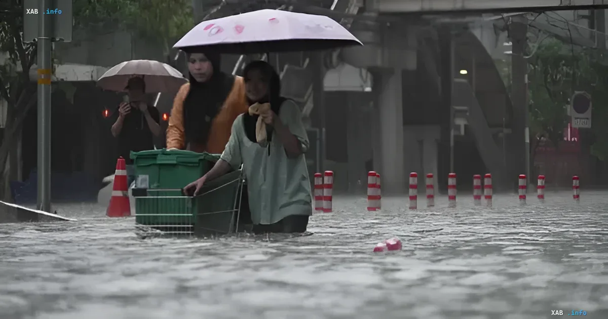 Überschwemmte Straße in Bangkok nach schweren Regenfällen
