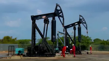 Добыча нефти на буровой установке в Венесуэле