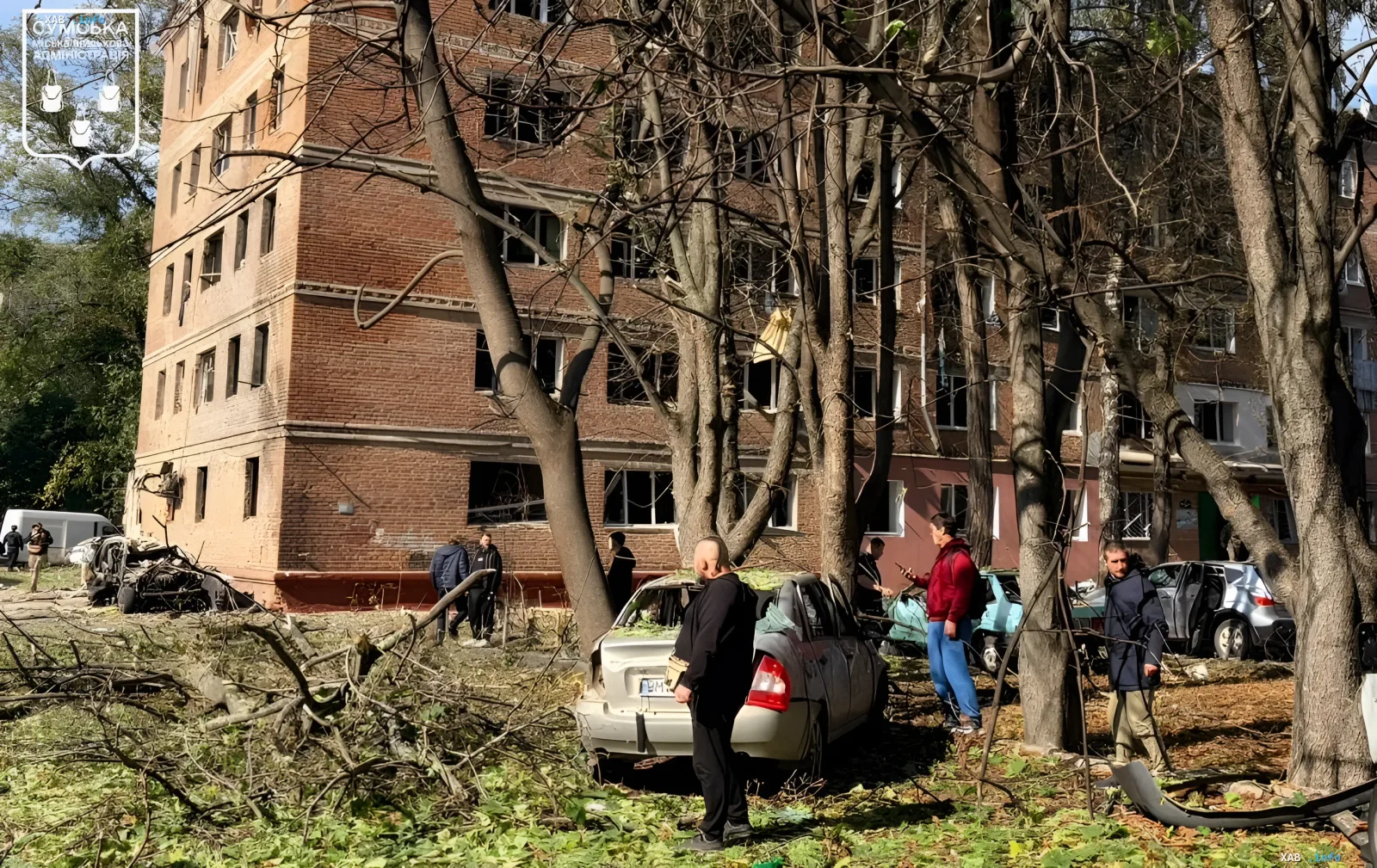 Наслідки удару КАБами по житловому кварталу в центрі Сум: зруйнована багатоповерхівка, повалені дерева та пошкоджені автомобілі