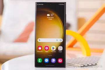 Смартфон Samsung Galaxy и SSD накопитель на фоне флага США