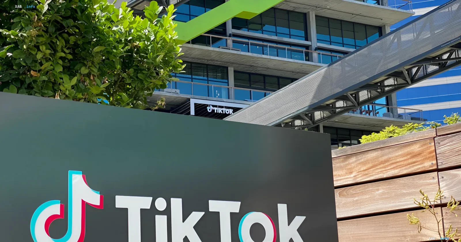 Смартфон с открытым приложением TikTok и ограничениями для подростков