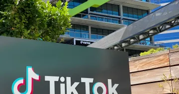Смартфон с открытым приложением TikTok и ограничениями для подростков