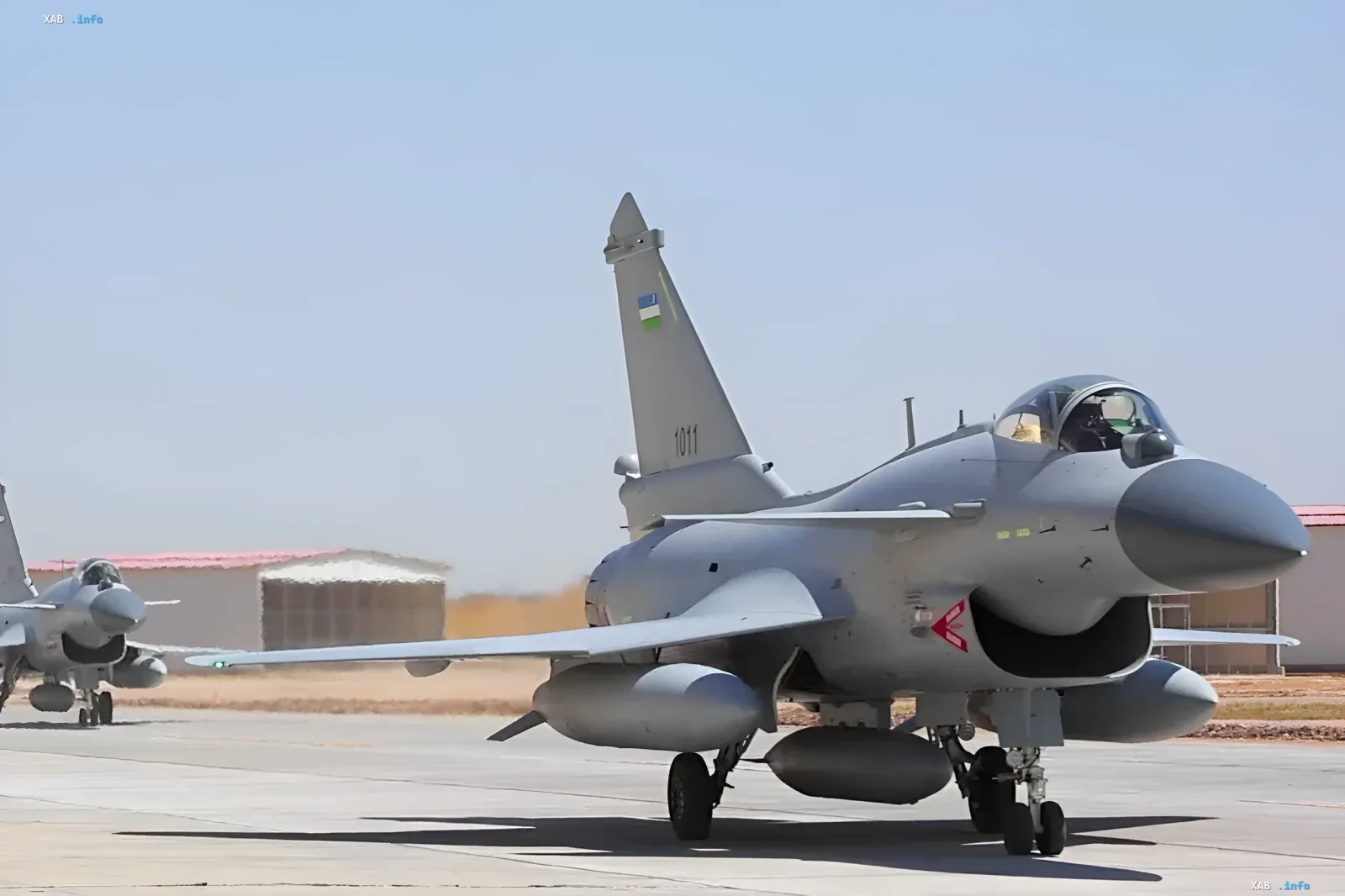 Китайский многоцелевой истребитель J-10CE на авиабазе в Узбекистане