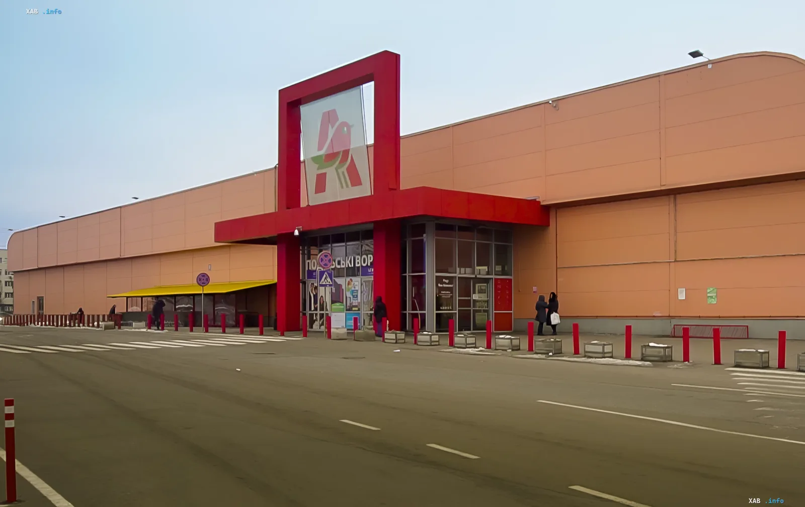 Поврежденный гипермаркет Ашан в ТРЦ Lavina Mall после ночной атаки в Киеве