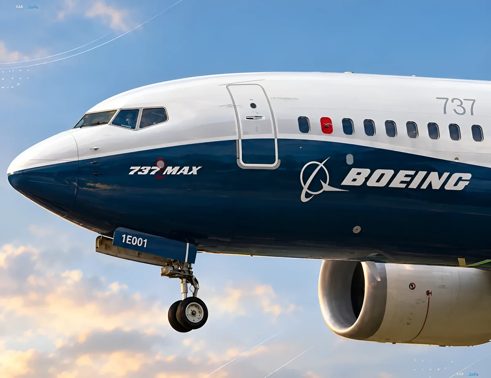 Самолет Boeing 737 MAX в полете
