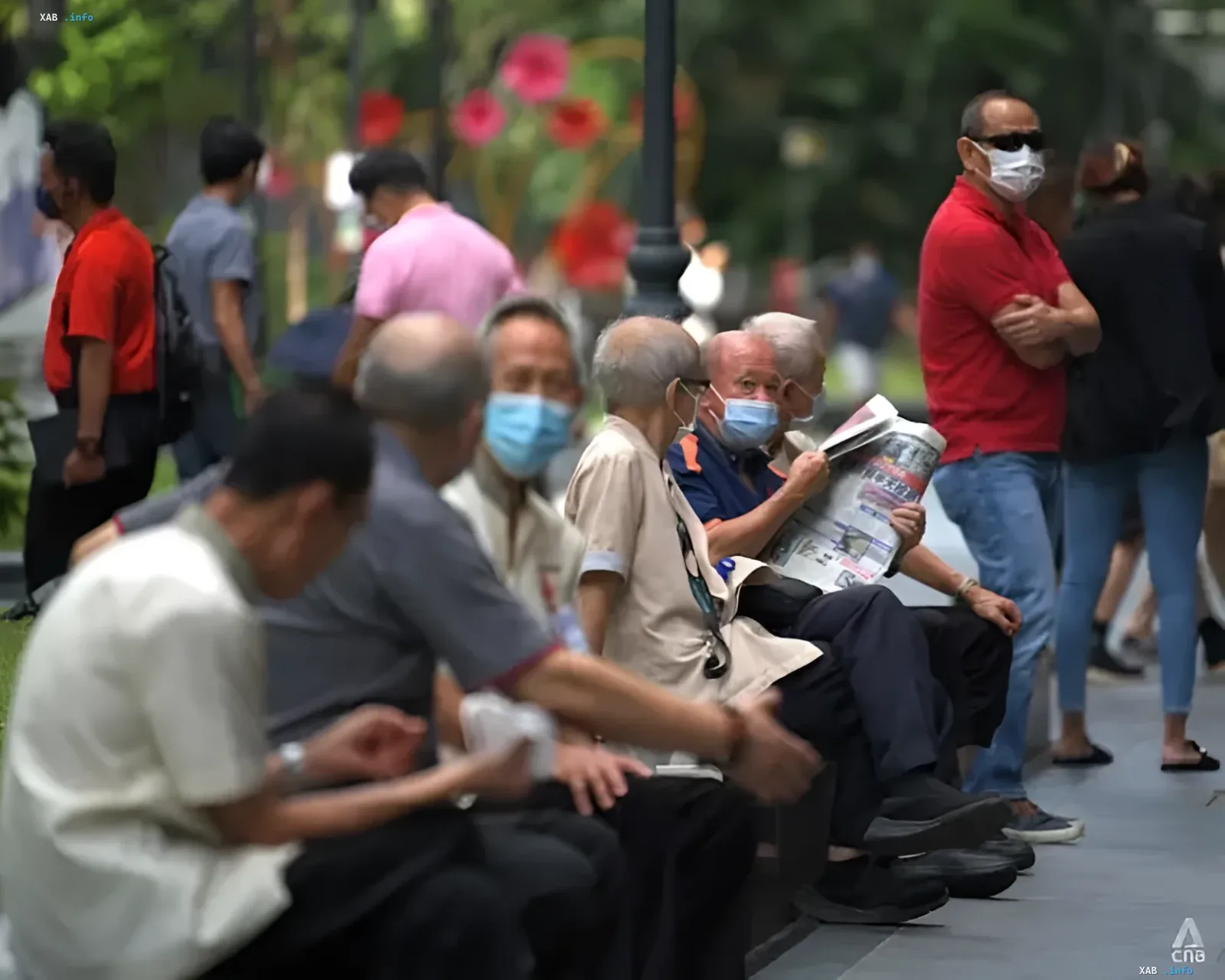 Ältere Bewohner in Singapur vor städtischer Kulisse