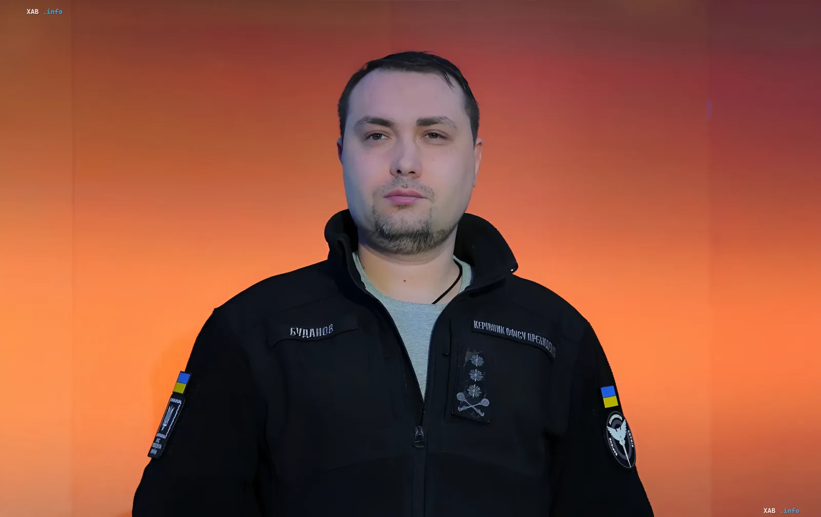 Спутниковая антенна Starlink на фоне военного оборудования