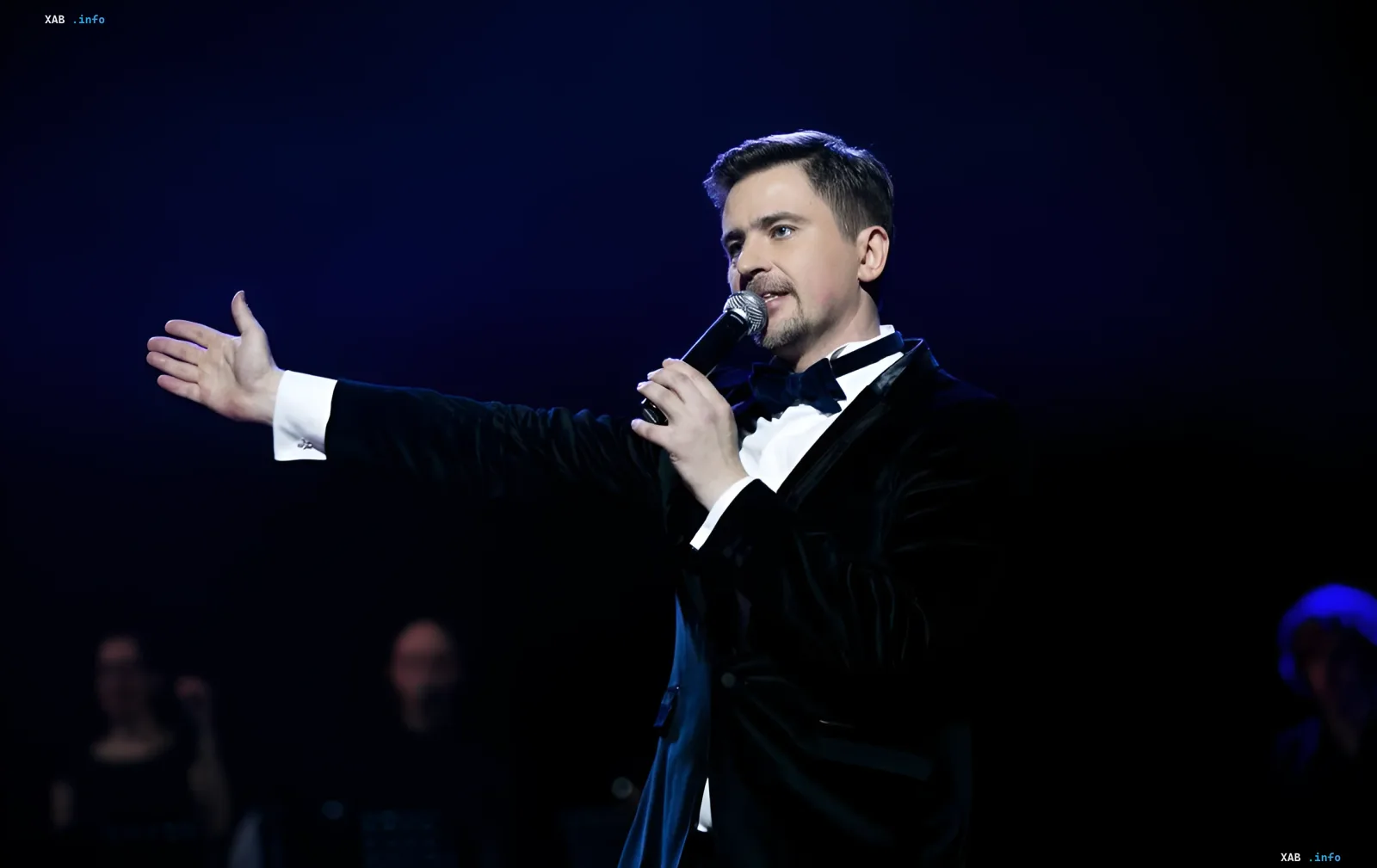 DJ Pasha auf der Bühne während eines Musikauftritts