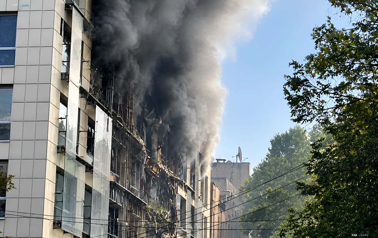 Поврежденное здание в Днепре после вражеской атаки