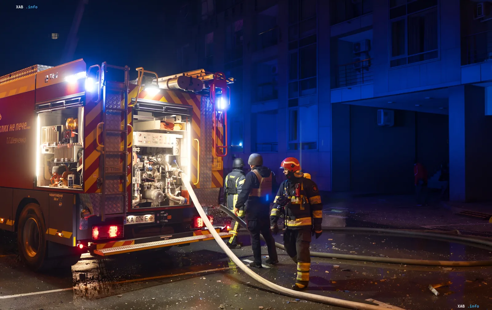 Folgen des nächtlichen KAB-Angriffs auf ein Mehrfamilienhaus in Charkiw