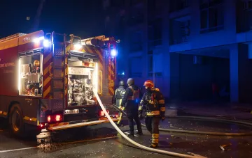 Folgen des nächtlichen KAB-Angriffs auf ein Mehrfamilienhaus in Charkiw