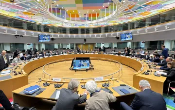 Флаги Европейского союза и Украины на фоне правительственных зданий