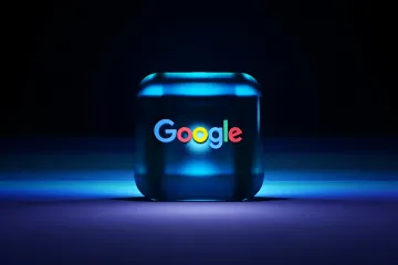 Логотип Android и интерфейс смартфона на фоне символики Европейского союза