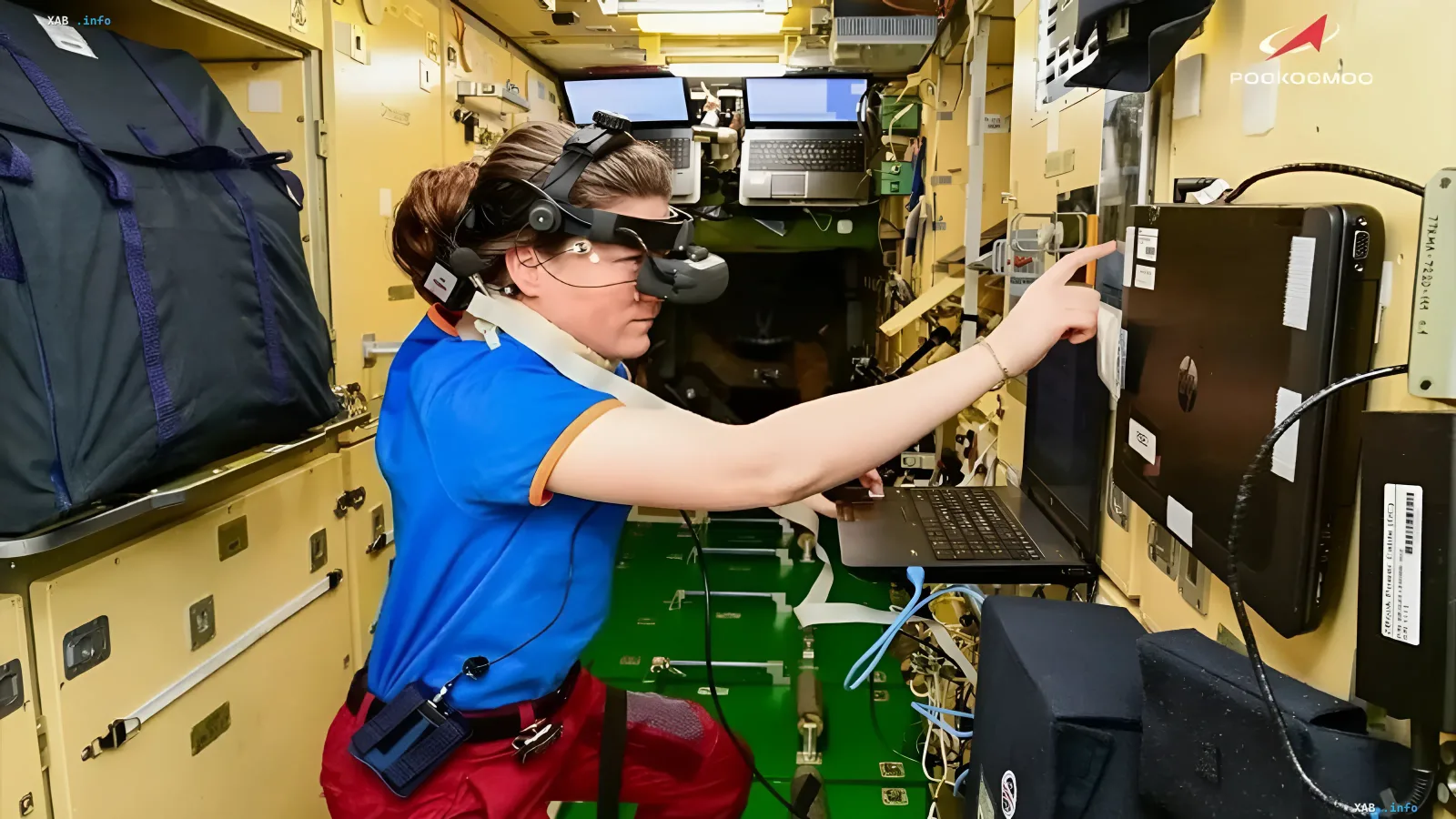 Космонавт в VR-очках проводит эксперимент Виртуал на МКС