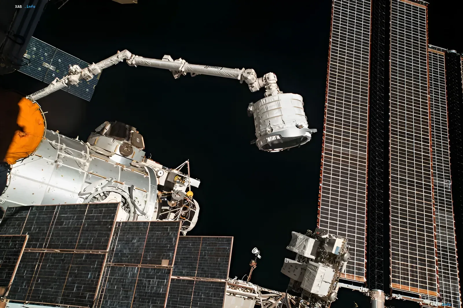 Роботизированный манипулятор Canadarm2 на Международной космической станции