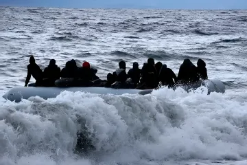 Беженцы пересекают море на лодке
