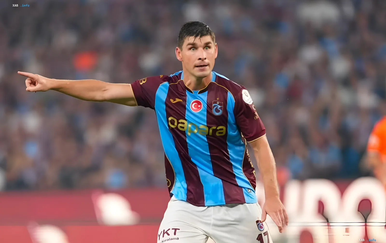Ruslan Malinowskyi auf dem Platz im Trikot