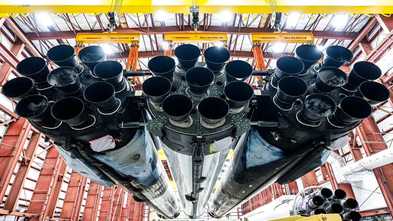 Сверхтяжелая ракета-носитель Falcon Heavy компании SpaceX в ангаре комплекса ЛК-39А