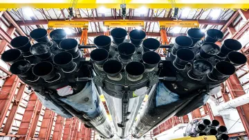 Сверхтяжелая ракета-носитель Falcon Heavy компании SpaceX в ангаре комплекса ЛК-39А