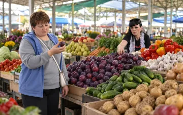 Свіжі овочі та фрукти на українському ринку - огірки, картопля та сливи