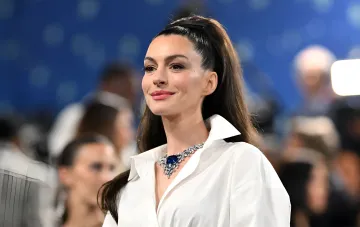 Anne Hathaway in einem Kleid von Prabal Gurung bei der Premiere