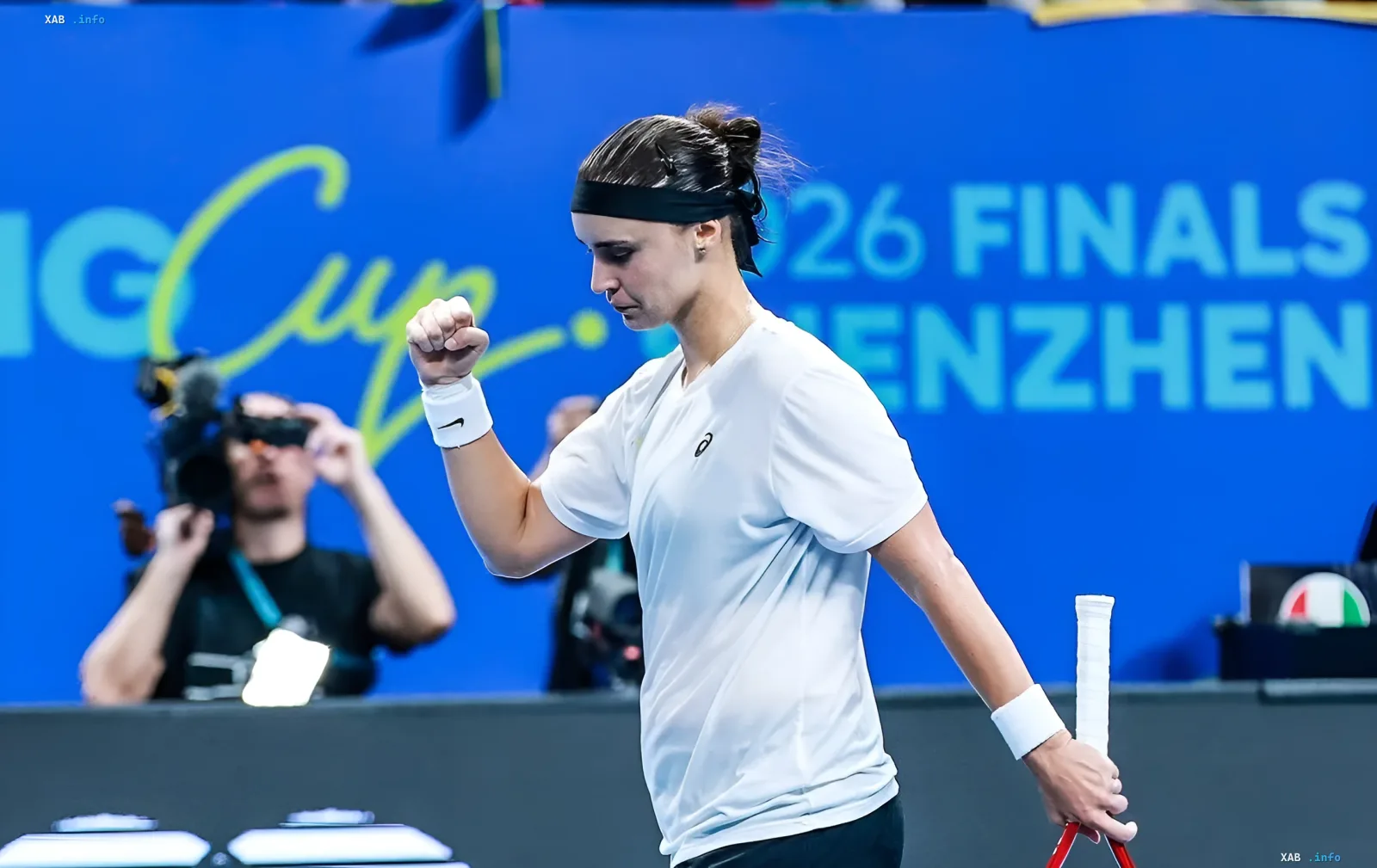 Angelina Kalinina bei einem Tennismatch