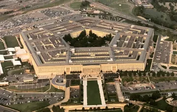 Символ кибератаки на здание Пентагона и государственные базы данных США