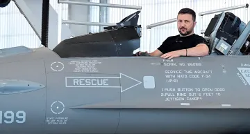 F-16-Kampfflugzeug der ukrainischen Streitkräfte im Flug