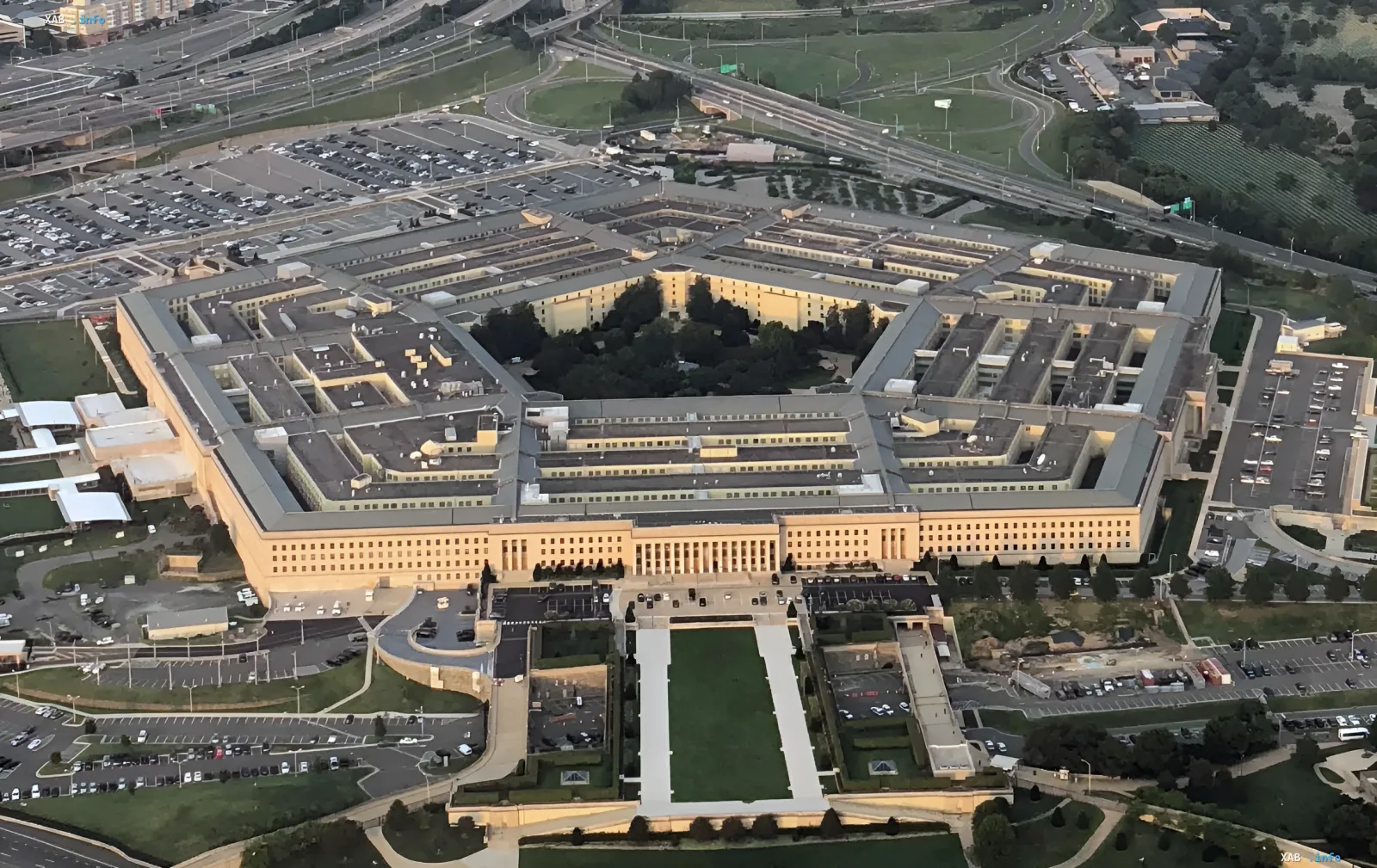 Министр обороны США Пит Хегсет на брифинге