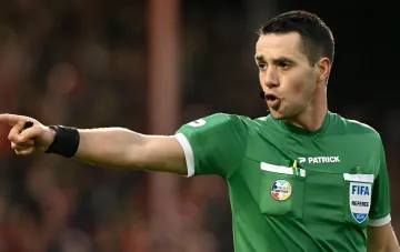 Schiedsrichtergespann um Jasper Vergoote beim Nations-League-Spiel
