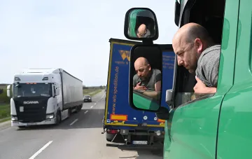 Вантажівки на міжнародній трасі