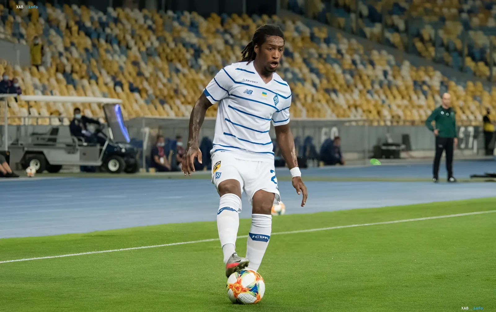 Gerson Rodrigues training with his son in a Dynamo kit