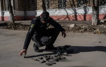 Уламки ракети на території західного посольства в Києві після нічної атаки